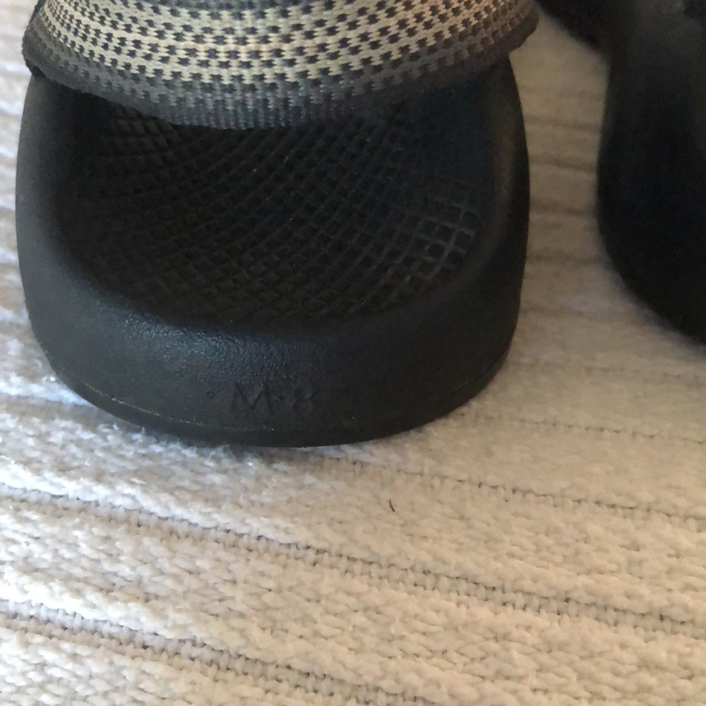 Woman’s black & gray spring strappy adjustable Chaco - Picture 6 of 9